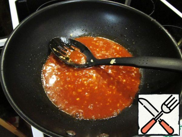 Lightly fry the garlic in a pan.
Add starch and red pepper to the drained sauce, mix thoroughly and send to the pan with the garlic.
Fry for a couple of minutes.