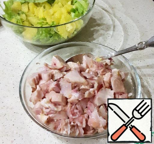 Combine the oil and vinegar with the juice. Cut the chicken into pieces and pour the resulting marinade. Mix and refrigerate for 2 hours. 