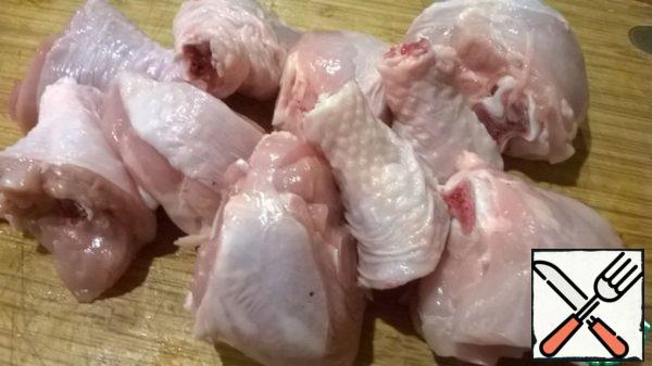 Cut off the lower joint of chicken shins.
Cut the Shin in half crosswise.