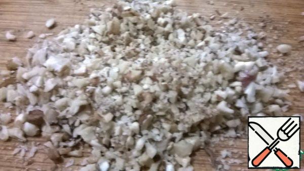 Chop the walnuts with a knife.