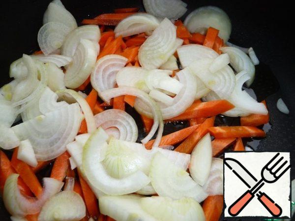 In a deep frying pan, heat the vegetable oil and lightly fry the onions and carrots, add a little salt.