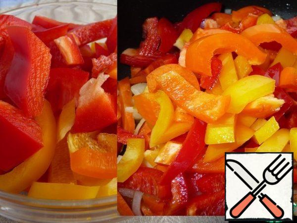 Pepper cut into small ribbons and add to the carrots with the onions. Fry over high heat, stirring constantly for 5 minutes (we cook vegetables very quickly).