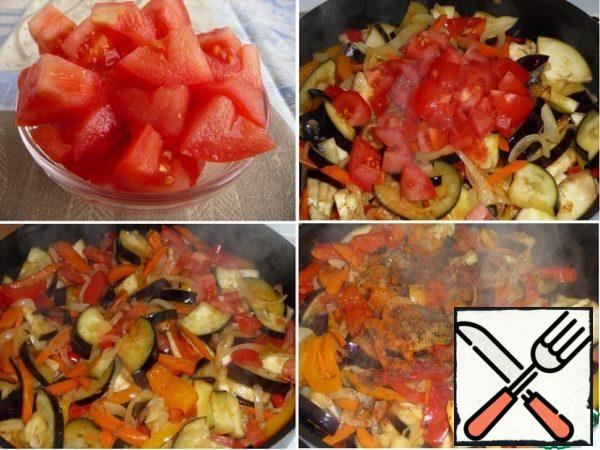 Tomatoes cut into small cubes, add to the vegetables, mix, fry a little.
Add the pepper mixture. Cover and turn down the heat.
I have an electric furnace of 6 switches, reduced to 2.
Put out the vegetables for 10-15 minutes, stirring occasionally so that the vegetables do not burn.