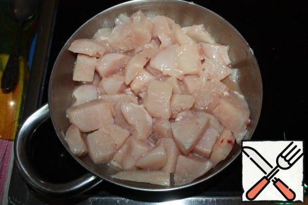 Cut the chicken into pieces, add salt and wine and marinate for 1 hour.