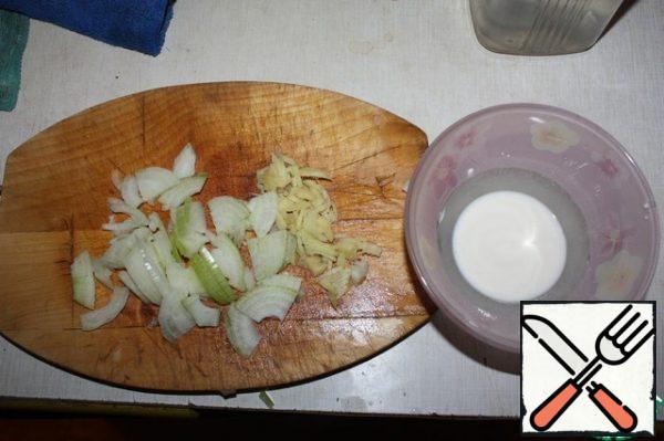 Chop the onion and ginger. Dilute the starch with water.