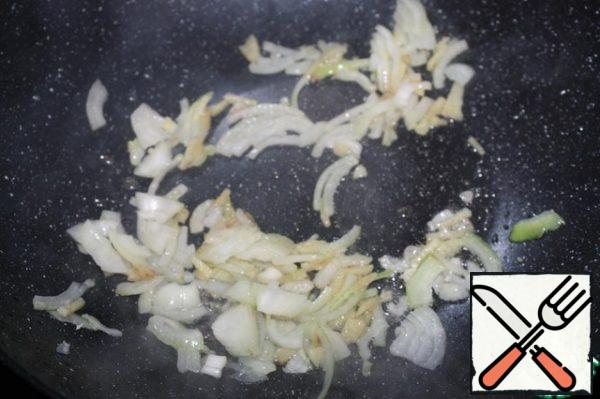 Fry the onion and ginger in the oil.