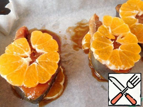 Put another layer of tangerines on top of the fish.
Put in the oven, preheated to 200 *C, for 15 minutes.