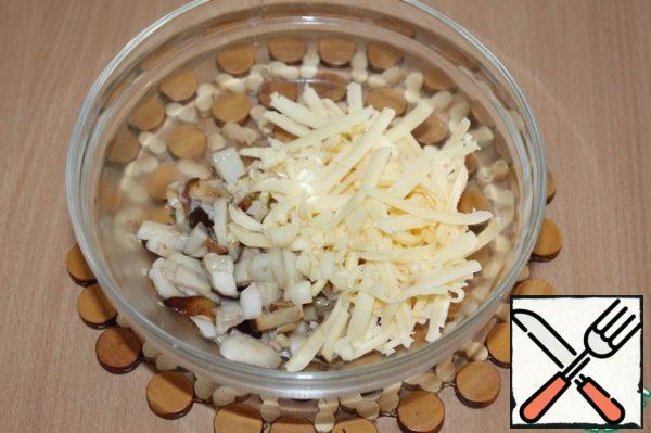 Mix the boiled, finely chopped mushrooms and cheese.