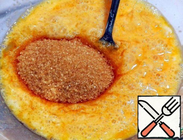 I broke the eggs into a bowl and poured the cream.
Poured semolina, stirred and left to swell the cereal for
20 minutes.
Then I added baking powder, salt, turmeric, sugar and vanilla.
