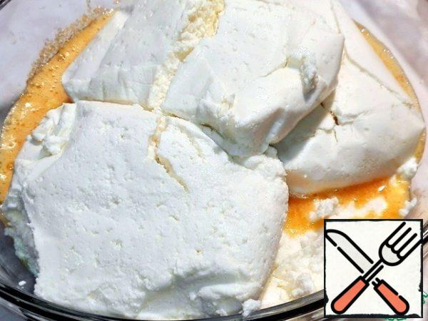 Put the ricotta in a bowl.