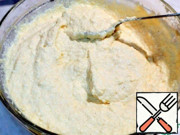 The curd mass for the casserole is ready.