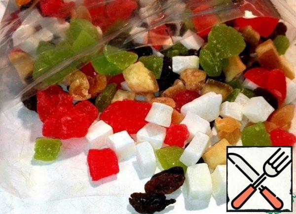 A mixture of candied fruits for the filling.