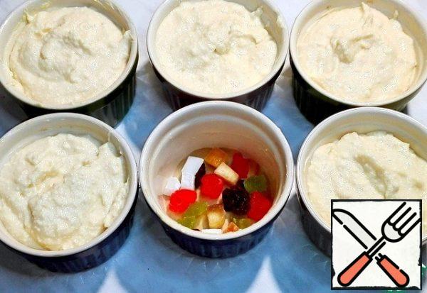 I smeared the ramekins with butter
on the inside, and put the circles cut out of parchment paper on the bottom.
I poured candied fruits and spread out the curd mass.