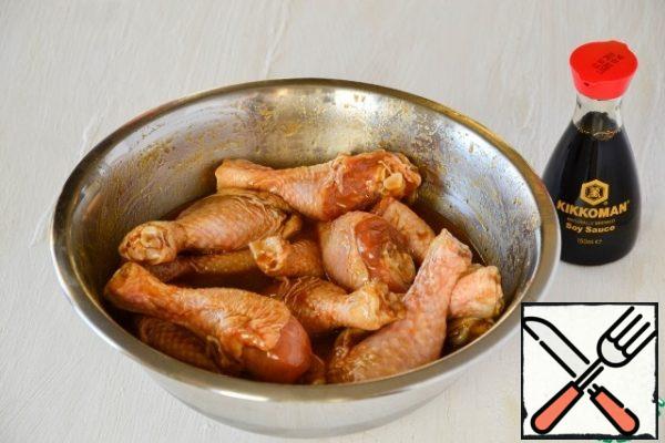 The cooking process is very simple.
In a bowl, mix 100 ml of olive oil, 100 ml of soy sauce, 4 tablespoons of honey, 3 tablespoons of mustard, crushed garlic, sweet paprika, salt and ground pepper.
Put the shins there, mix well, it is convenient to do it just with your hands.
Leave to marinate for 2 hours.