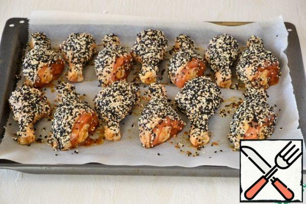 In a bowl, mix both types of sesame seeds.
Take one leg and sprinkle on top of all sides with sesame seeds.
Spread the legs on a baking sheet.
Bake in a preheated 180 degree oven for about 45-50 minutes. Focus on your oven!