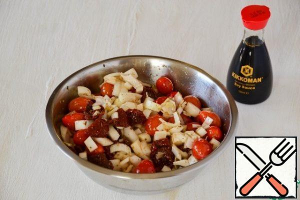 For garnish, my cherry tomatoes, onions cut into large enough cubes, dried tomatoes cut in half.
In a bowl, mix the cherry tomatoes, onion, sun-dried tomatoes, oregano, balsamic vinegar, soy sauce, and a little oil that the sun-dried tomatoes were in. Salt and pepper.