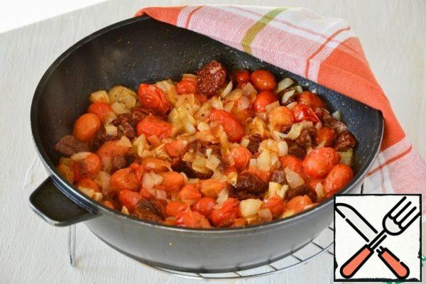 Heat a large frying pan and put the vegetable mixture there.
Fry on high heat for 10-15 minutes, until the onions are soft and the vegetables are caramelized.