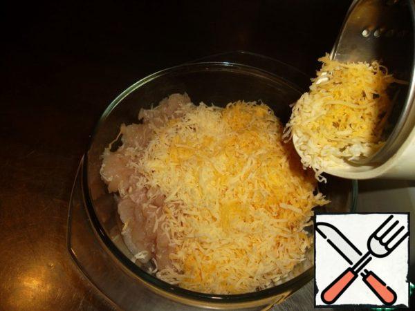 Grate the cheese on a fine grater and send it to the chicken.