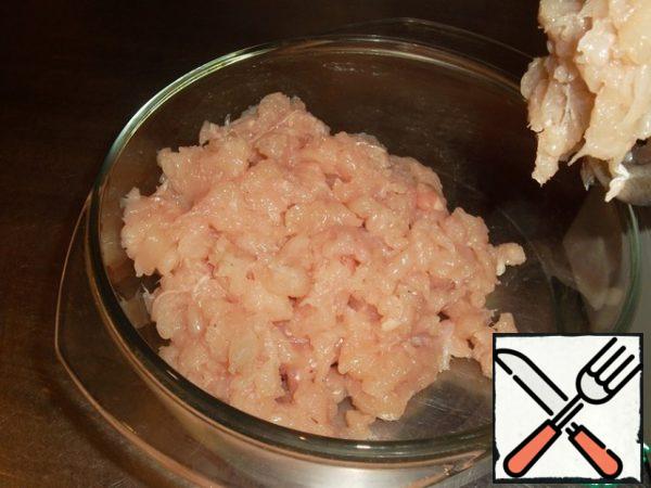 We will twist the chicken with a meat grinder on the "sausage" grill. If there is no such farm-finely chop with a knife...