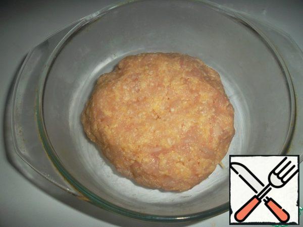 Knead the minced meat and beat it off a little...