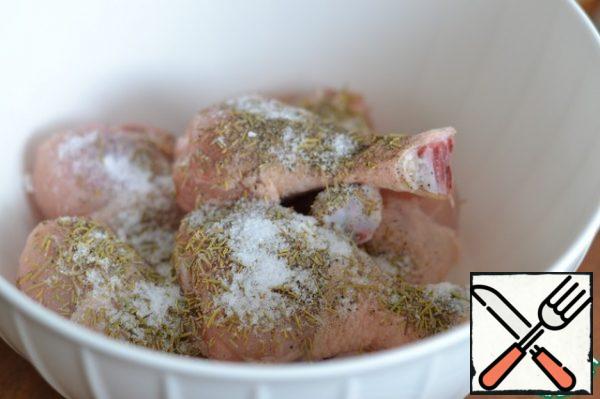 Wash the chicken legs.
Season with salt and pepper and add rosemary.
Stir.