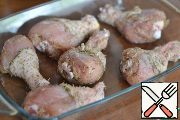 Grease the baking dish with 2 tablespoons of sunflower oil. Spread the prepared legs.