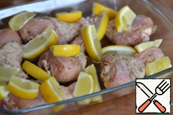Wash and dry the lemons. Cut into slices. I removed the bones with a knife.
Spread on the chicken.