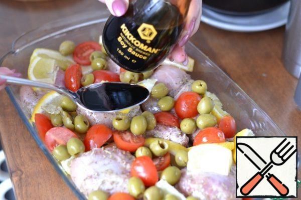 Mix 2 tablespoons of sunflower oil, pink wine vinegar, honey and soy sauce. Pour the resulting mixture over the chicken.
Bake for 40-45 minutes at 190 degrees.