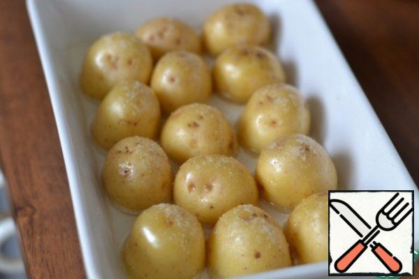 I made my favorite potatoes for this chicken.
Grease the baking dish with plenty of sunflower oil.
Cut medium-sized potatoes in half.
Spread the potatoes on the sunflower oil cut down.
Brush the top of the potato with sunflower oil.
Salt. Bake in the oven for 40-45 minutes at 190 degrees.