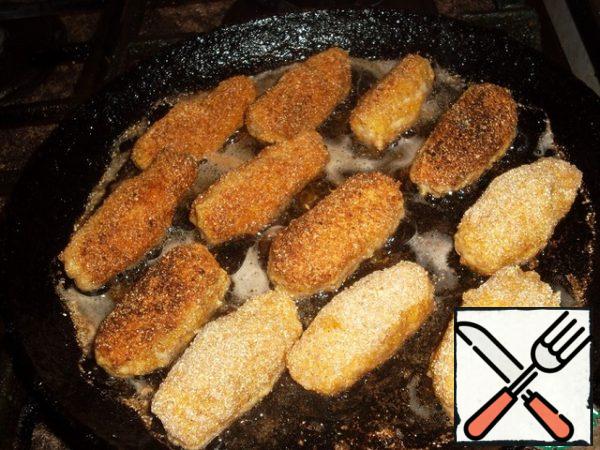 "Fingers" dip in the egg, then roll in breadcrumbs with flour, repeat the procedure. Fry until brown. If someone is "afraid" of excess fat-you can hold it on paper towels...