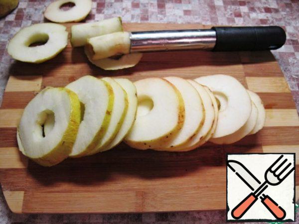 Remove the core from the apples and cut them into the same rings or half-rings.