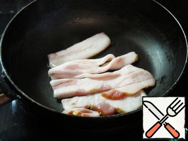 Fry the bacon until lightly browned, remove and place on a napkin to remove excess fat.