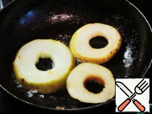 Lightly fry the apples on both sides in butter.