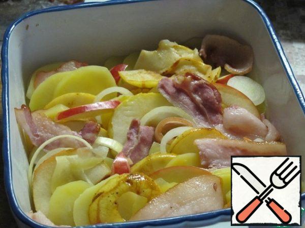 Mix cream with grain mustard, soy sauce and nutmeg. Grease the baking dish with oil. Spread, alternating rows, potatoes, apples, bacon. Fill with cream, cover the form with foil and send it to the oven for 25 minutes at 200°C. Then remove the foil and hold for another 15 minutes until lightly browned.