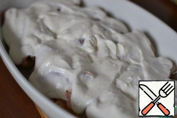 mix sour cream, flour, black pepper and salt in a bowl.
Stir.
Spread the sour cream mixture on top of each roll.
Cover with foil and bake at 180 degrees. 45 minutes
Remove the foil and bake for another 25 minutes, until browned.