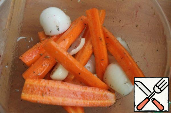 Put all the vegetables in a bowl, except beets, and mix. Put the beets in a separate container and mix. Let stand for 15-20 minutes.