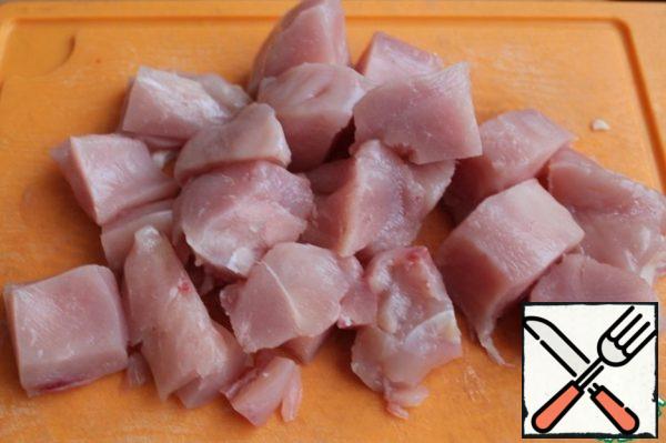 Cut the chicken fillet into pieces.