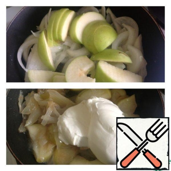 Add the Apple cut into slices to the onion. Remove the seeds and leave the skin on. Reduce the heat and simmer the apples with the onion until the apples are soft. Then add sour cream and you can pour 50 ml of water. Put out all together for 4-5 minutes.