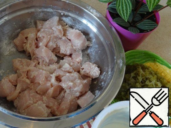 Cut the breast into pieces and roll in flour. RUB cucumbers on a grater. Chicken pieces are easy to fry in a preheated frying pan with vegetable oil.
