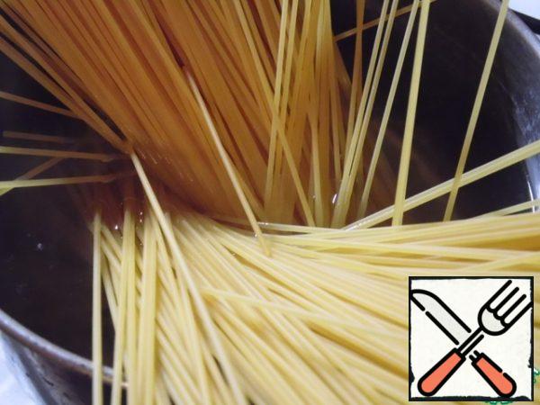 Boil the pasta in boiling salted water until "al dente".