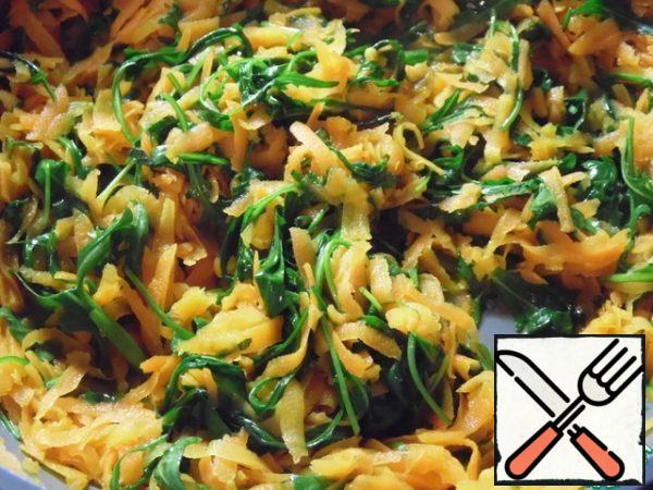 Add the arugula to the carrots and fry for another 1-2 minutes.