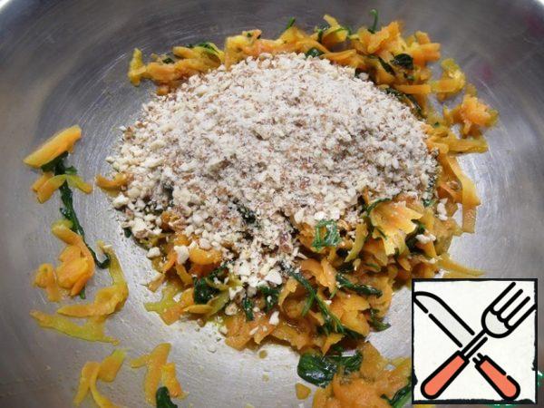 Chop the almonds, add them to the carrots and arugula, and use a blender to mash them.