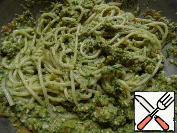 Mix the spaghetti with the sauce and serve.