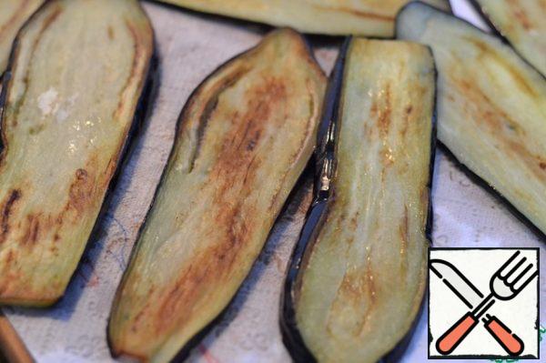 Wash the eggplant and dry it with kitchen napkins.
Fry in sunflower oil until brown.
Spread the fried eggplant on a napkin to drain the excess fat.