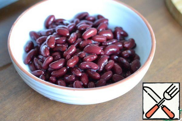 Drain the juice from the beans (if you have boiled beans, then drain the water in which it was cooked).