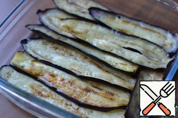 On the bottom of the form (I have 20x20) spread the eggplant, a little overlap.