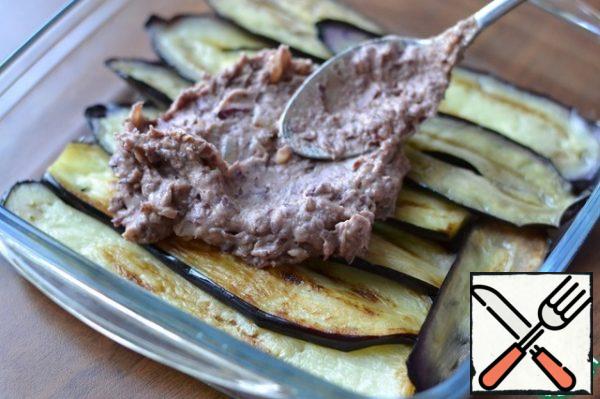 Spread the bean filling.
Level it out.