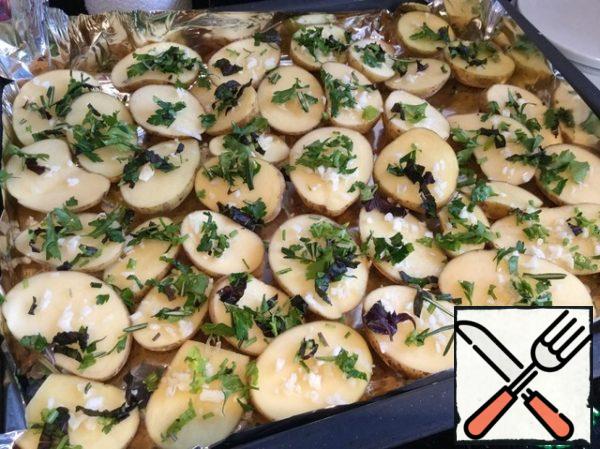  Season the potatoes with salt, drizzle with oil, and sprinkle with garlic and herbs.