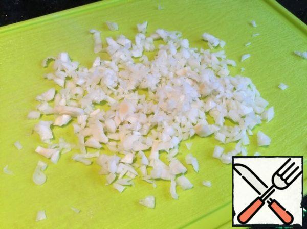 Finely chop the garlic and herbs.