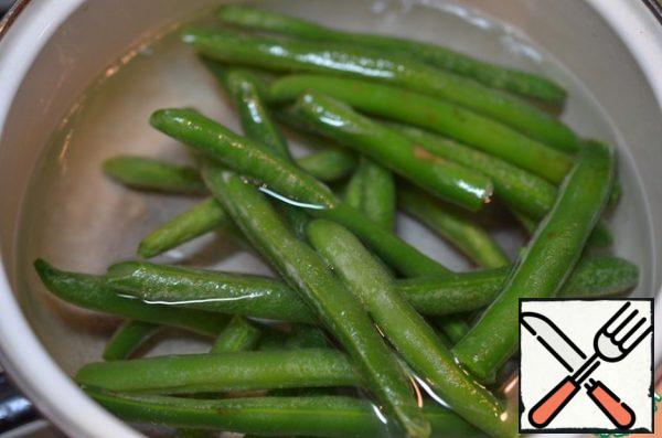 Boil the beans in boiling water for 4 minutes, then put them in ice water with a slotted spoon.